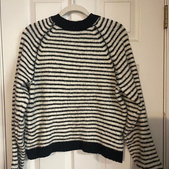 Women's American Eagle Sweater - Picture 3 of 3